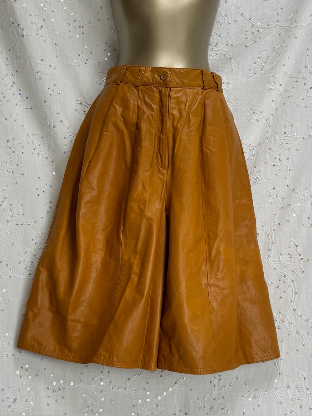 Vintage Harvé Benard Camel Leather Culottes Shorts High Waist Pleated Size 4